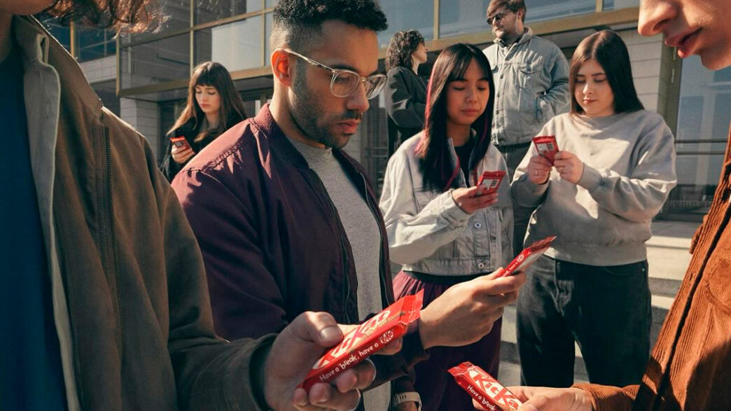 OS PAIS PRECISAM SE ATENTAR. KITKAT TROCA CELULARES POR CHOCOLATE