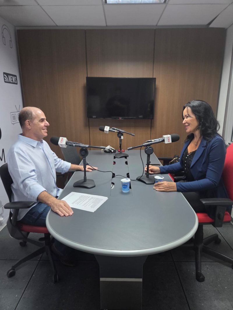 ANA PAULA DE PAIVA NO BASTIDOR CBN DE AMANH�