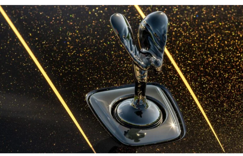 Um Rolls Royce com ouro na pintura. H� carros que s�o lan�ados. E h� carros que s�o encomendados.